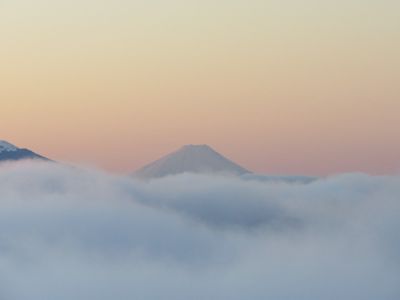 雲に浮かぶ富士山