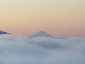 雲に浮かぶ富士山